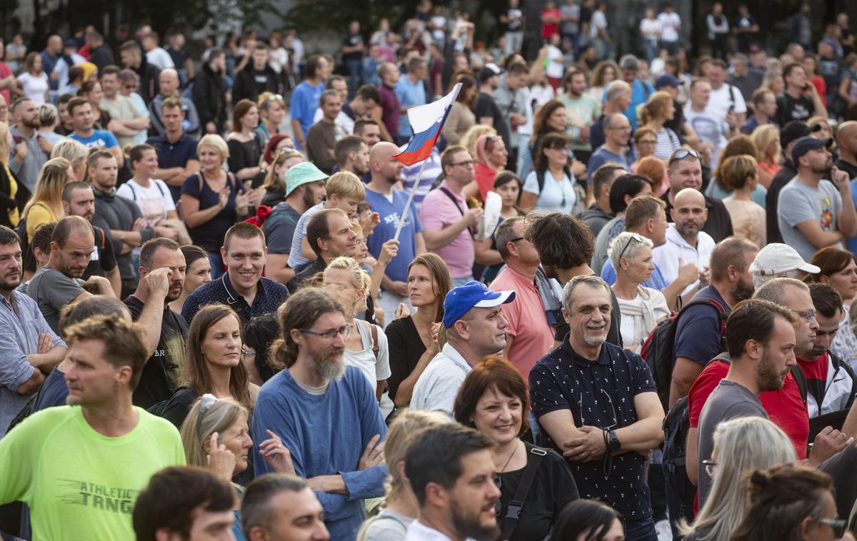 Nasilni protesti proti ukrepom vlade PCT. | "V naslednjih tednih lahko pričakujemo precejšnje število okuženih prebivalcev. Ugotavljamo, da je v zadnjih dneh izrazito poraslo število zbolelih za covid-19 v večini slovenskih občin. Zato menimo, da moramo združiti moči in usmeriti skupne napore k omejitvi širjenja virusa v vašem okolju," so zapisali. | Foto Bojan Puhek