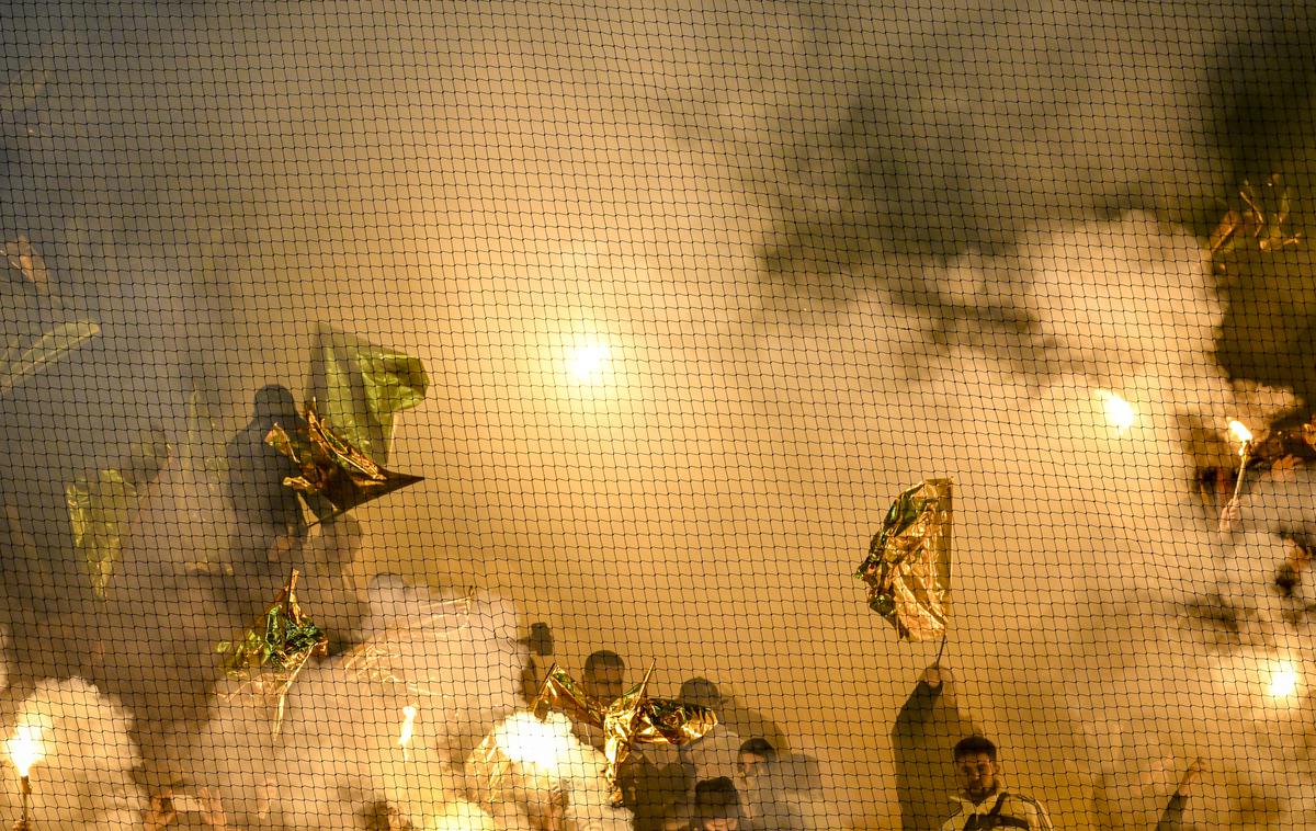 Maccabi Tel Aviv, navijači | Navijači Maccabija so na tribunah uprizorili pirotehnični šov. | Foto Guliverimage