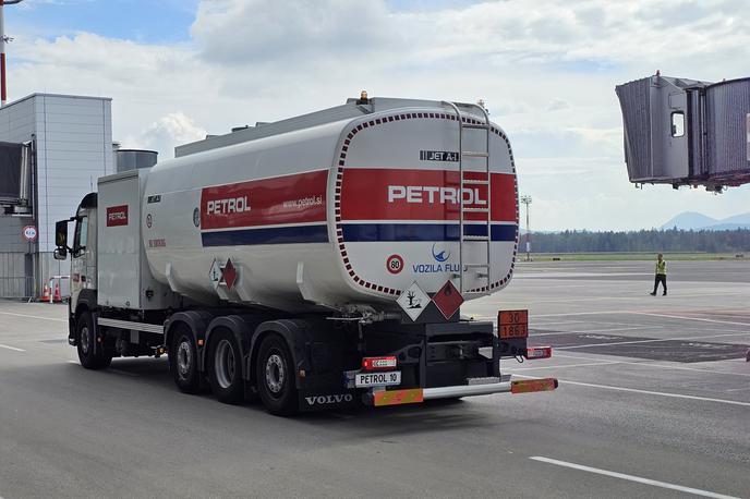 Petrol, cisterna, Brnik | Foto Srdjan Cvjetović