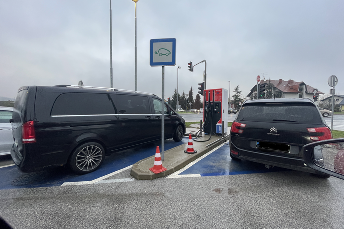 Parkiranje električna polnilnica Petrol | Foto Gašper Pirman