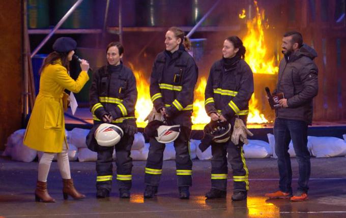 Voditeljica Eva Cimbola, gasilke PGD Predoslje in voditelj Marko Potrč. | Foto: 