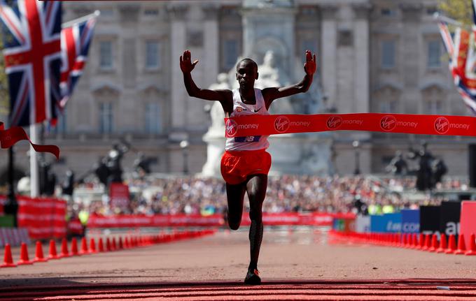 22. april: kenijski maratonec Eliud Kipchoge prihaja v cilj kot prvi na londonskem maratonu. | Foto: Reuters