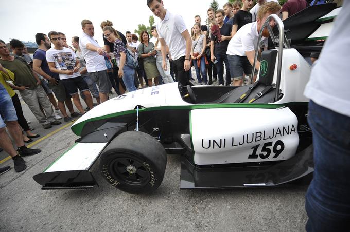 Do 100 kilometrov na uro pospeši formula v treh sekundah, najvišja hitrost je omejena na 120 kilometrov na uro. | Foto: Gregor Pavšič