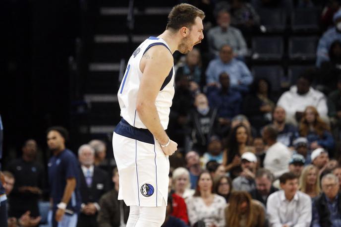 Luka Dončić | Luka Dončić se lahko po treh tekmah pohvali z izjemnim povprečjem (39 točk, 11,7 skoka in 9,7 asistence), ki ga spremlja 55,6-odstoten met iz igre ter 48,6-odstoten met za tri točke. V tem trenutku je prvi strelec in podajalec lige, kar zadeva skoke, pa je na visokem sedmem mestu. | Foto Reuters