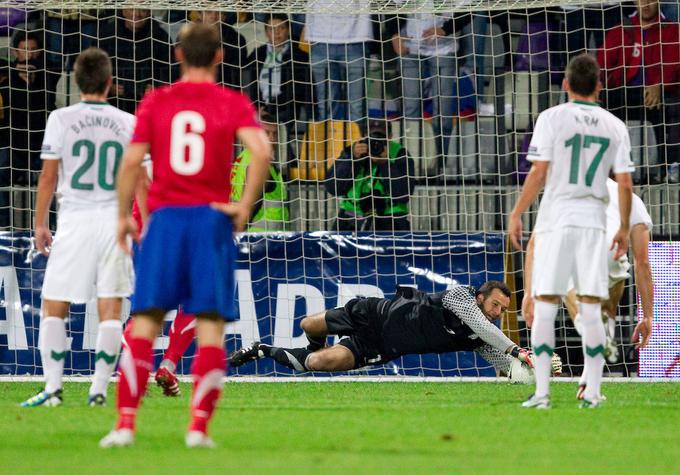 Samir Handanović je na dvoboju s Srbijo tako ubranil najstrožjo kazen takratnemu zvezdniku Manchester Uniteda Nemanji Vidiću in pomagal Sloveniji do zmage z 1:0. | Foto: Vid Ponikvar