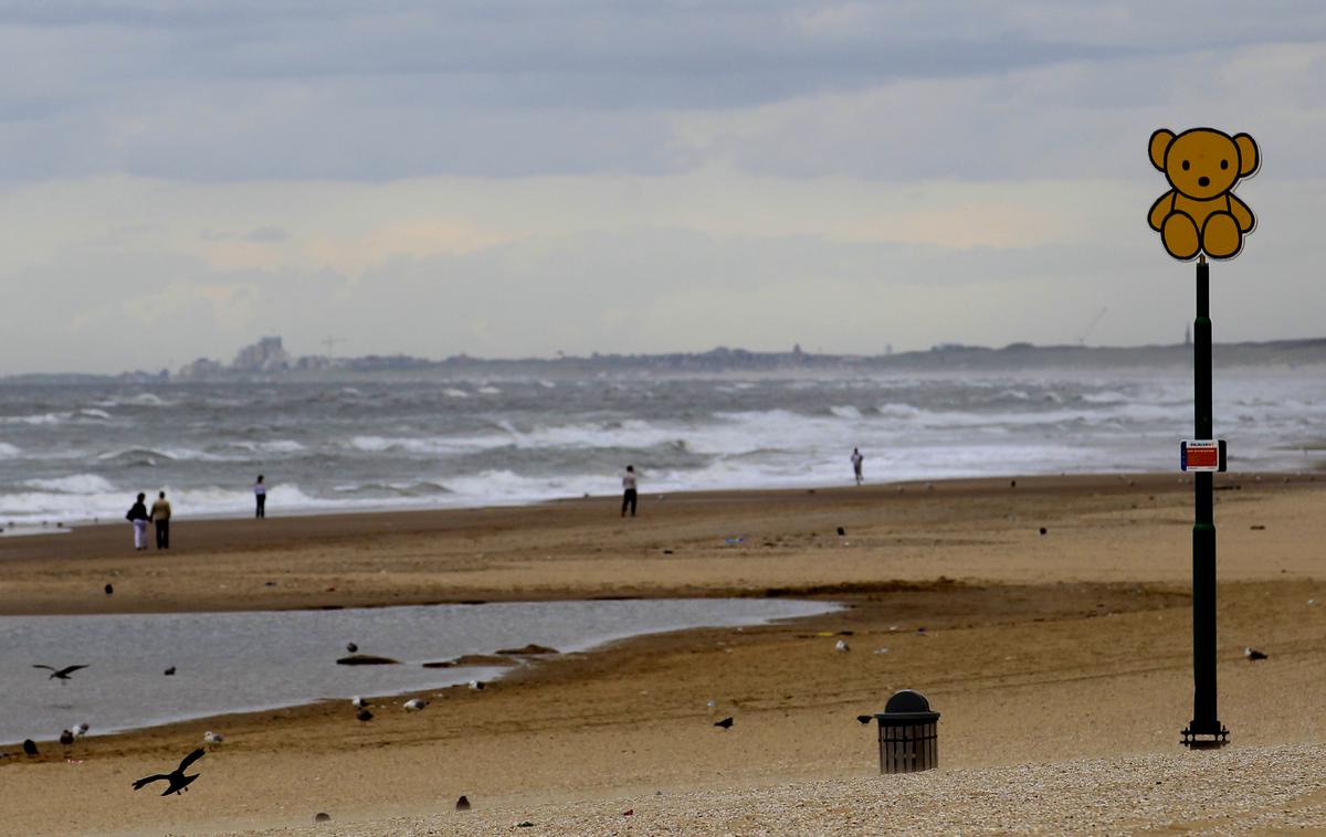 Scheveningen Hag Nizozemska obala | Na žarah, naplavljenih na nizozemsko obalo, so bila zapisana imena in rojstni datumi pokojnih, prav tako oznaka nemškega krematorija.  | Foto Reuters