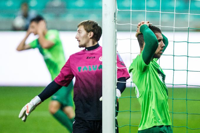 Luka Janžeković je na prvi četrtfinalni tekmi v Ljubljani prejel dva zadetka. | Foto: Grega Valančič/Sportida