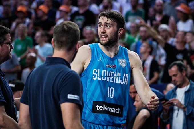 Mike Tobey si je pri prvem sodniškem metu za žogo poškodoval gleženj, a se je po nekih minutah lahko vrnil na parket. | Foto: FIBA