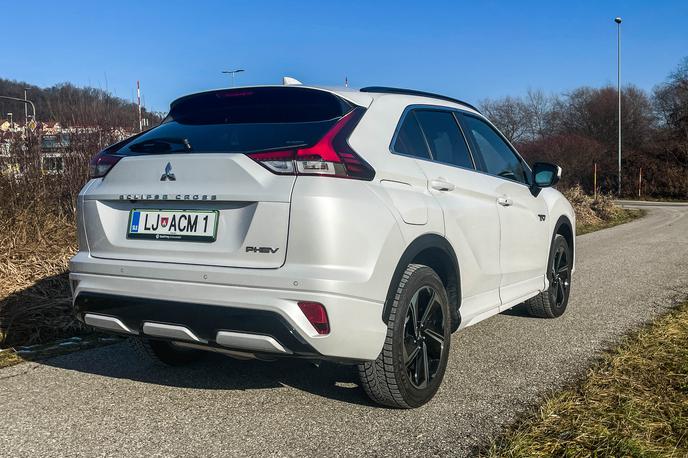 Mitsubishi eclipse cross | Zadnje deljeno steklo se je poslovilo po vsega treh letih. Eclipse cross tako postaja nekoliko bolj vsakdanji, a na račun nekaterih oblikovnih rešitev na cesti še vedno deluje všečno. | Foto Gašper Pirman