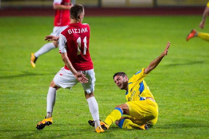 Lovro Bizjak bo eden izmed najnevarnejših orožij Aluminija za novogoriška vrata, ki jih brani reprezentant Grega Sorčan. | Foto: Žiga Zupan/Sportida