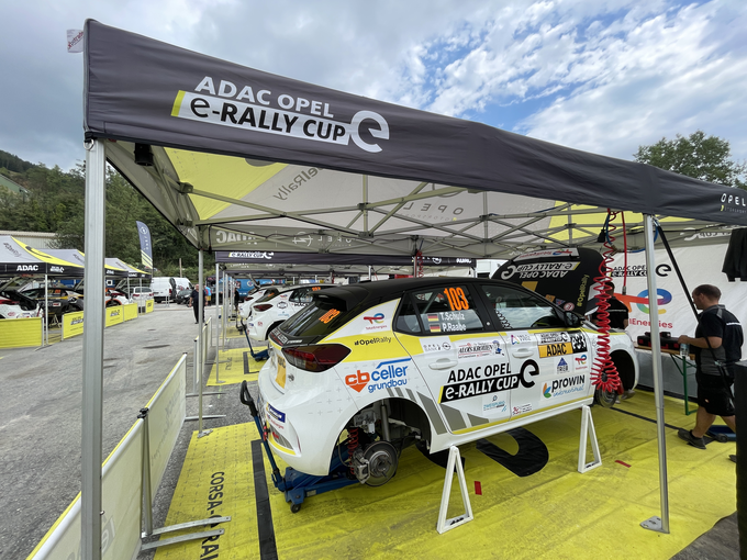 Oplov pokal letos drugič poteka na osnovi električne corse. Na avstrijskem reliju je vozilo 12 posadk.  | Foto: Gregor Pavšič