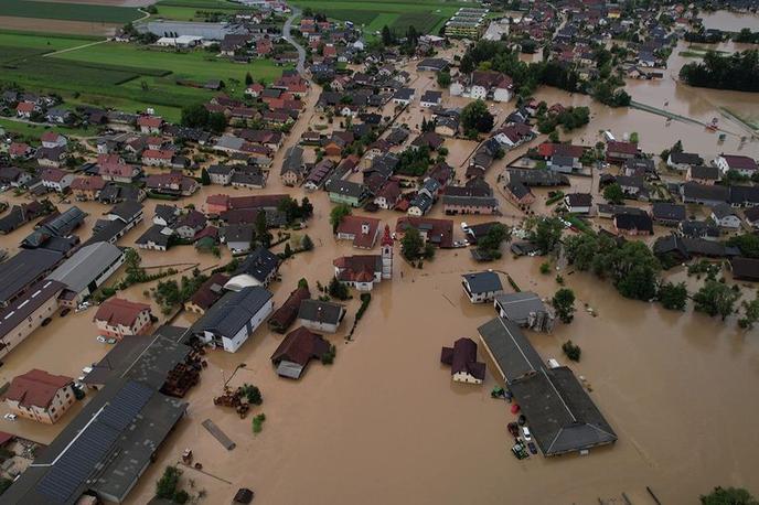 Poplave Komenda | Komenda je bila v petek dopoldne odrezana od sveta, povsem je uničen tudi most v Komendi. | Foto Občina Komenda