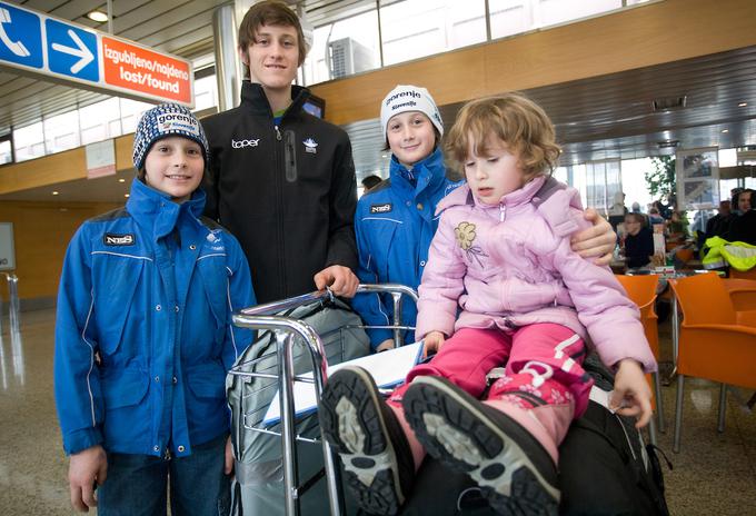 Tako so Domen, Cene in Nika Prevc pričakali najstarejšega brata Petra po vrnitvi z olimpijskih iger v Vancouvru. Danes ima Peter 29, Cene 25, Domen 22 in Nika 16 let. | Foto: Vid Ponikvar