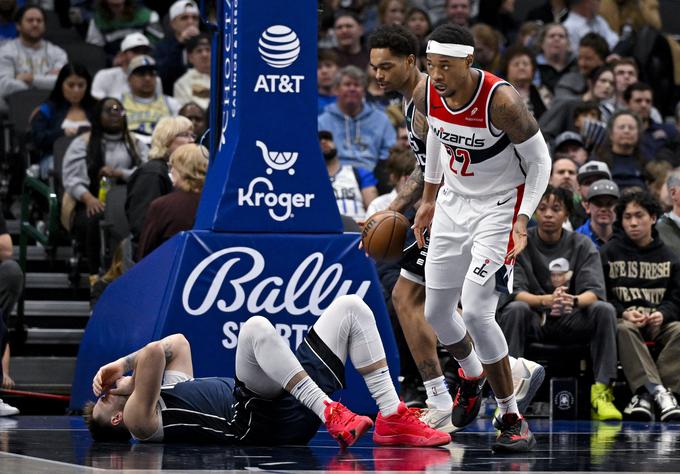 Luka Dončić je v tretji četrtini prejel udarec v obraz, po katerem je zakrvavel iz brade. | Foto: Reuters