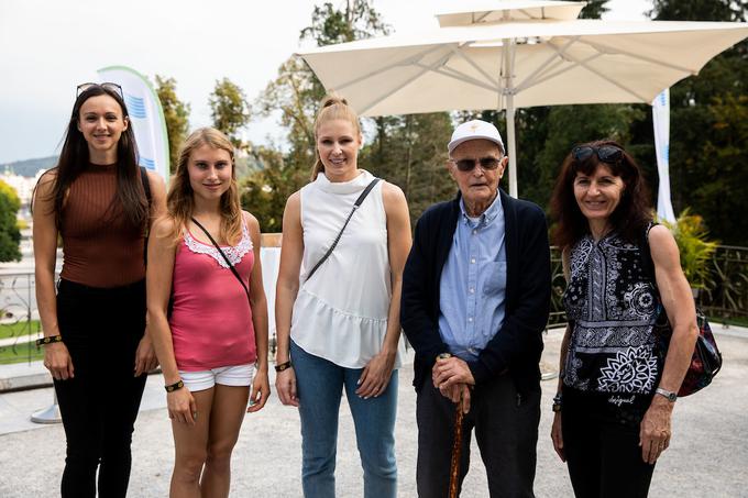 Številni rodovi slovenske atletike na enem mestu. Zdajšnje reprezentantke v družbi Račiča in Helene Javornik. | Foto: Vid Ponikvar/Sportida