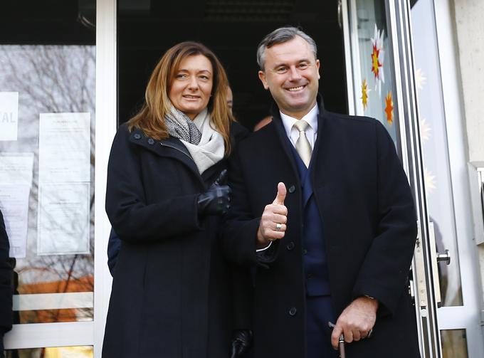 Kandidat svobodnjakov Norbert Hofer je glasoval v Pinkafeldu, na volišče ga je spremljala žena Verena, poudaril pa je, da noče referenduma o izstopu Avstrije iz Evropske unije. Na vprašanje, katere države bi kot predsednik obiskal najprej, je odgovoril, da so to ZDA, Rusija, Belgija in avstrijske sosede. Dejal je še, da je "miren in optimističen" ter da bo prihodnost Avstrije in Evrope pozitivna ne glede na to, kdo bo zmagal. | Foto: Reuters