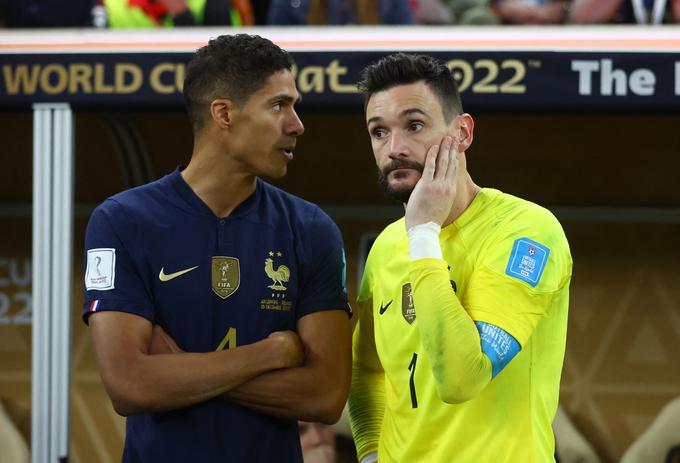 Hugo Lloris in Raphael Varane v obrambi galskih petelinov sodelujeta že vrsto let. | Foto: Reuters