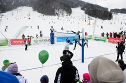 Ne samo smučanje, v Kranjski Gori tudi odbojka na snegu (video)