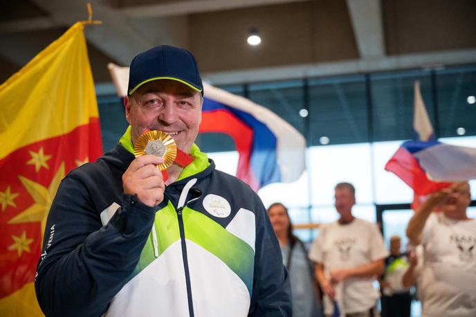 Franček Gorazd Tiršek, Brnik | "Seveda nam je že na začetku odleglo, da je Tiršek osvojil to manjkajočo zlato medaljo. To je bil dodaten zagon in potrditev našim športnikom, da so na poti znanja in uspehov," pravi predsednik Slovenskega paralimpijskega komiteja Damijan Lazar. | Foto Boštjan Podlogar/STA