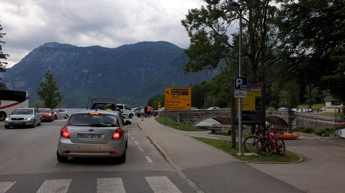 Na občini menijo, da je po Spodnji Bohinjski dolini letos nekoliko povečan promet zaradi delovnih zapor. Trenutno izvajajo dela v Stari Fužini, zato lahko od Ribčevega Laza pridete le do Stare Fužine, ne pa tudi naprej do Srednje vasi ali Studorja. | Foto: Andreja Lončar