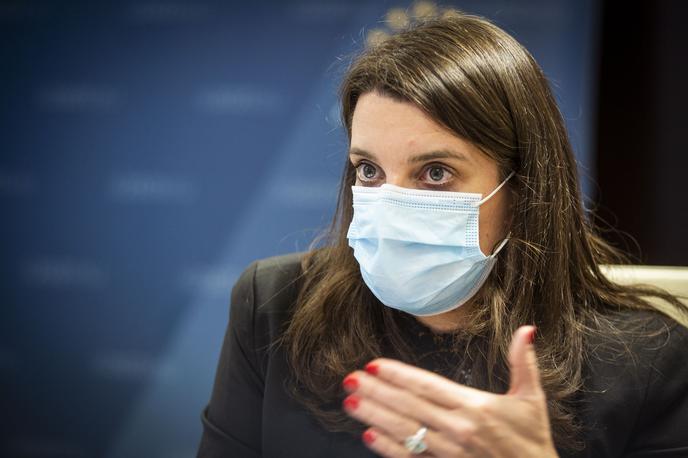 Simona Kustec | "Edini način, da šola ostane varen prostor in da bo lahko še naprej odprta, je to, da učenke in učenci obvezno nosijo zaščitno masko, upoštevajo priporočila epidemiološke stroke in se obvezno samotestirajo," pojasnjuje ministrica Simona Kustec.  | Foto Bojan Puhek