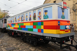 Prvi na svetu: v Budimpešti zgradili tramvaj iz 1,8 milijona lego kock #video