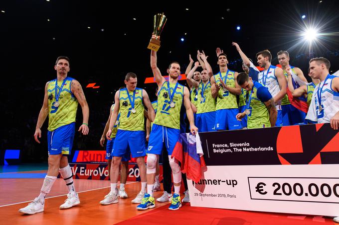 Odbojkarji so septembra po letu 2015 spet združili Slovenijo. Na koncu so osvojili srebrno odličje, OZS pa še danes prejema pohvale za vrhunsko organizacijo EuroVolleyja 2019. | Foto: CEV