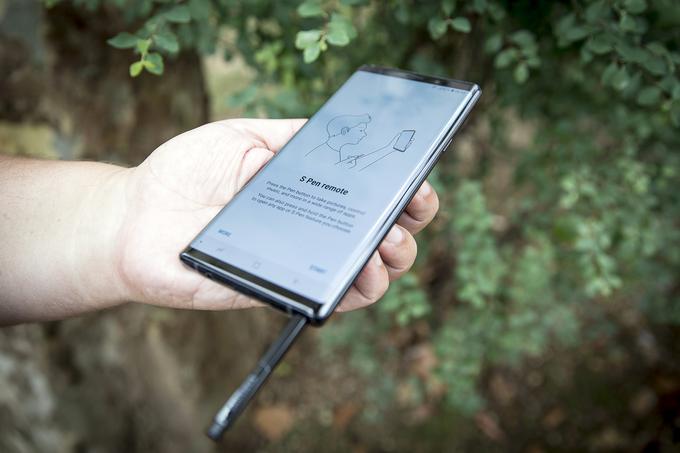 Note9 v povezavi s pisalom S Pen je tako postal vse, kar potrebujemo za predvajanje kakšne predstavitve – tudi zato, ker Note9 lahko prenese svojo sliko na velik zaslon že, če ga povežemo z USB/HDMI-kablom. | Foto: Ana Kovač