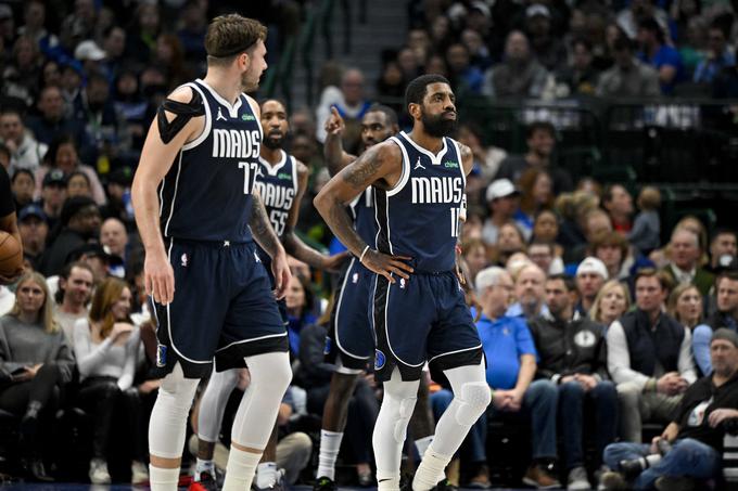 Dončić in Kyrie Irving sta se odlična ujela na parketu. | Foto: Reuters