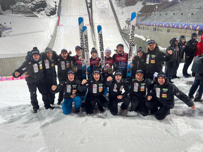 Slovenska skakalna ekipa srebrna medalja | Foto: Smučarska zveza Slovenije