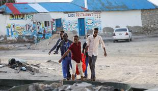 V napadu na somalijski plaži ubitih najmanj 32 ljudi