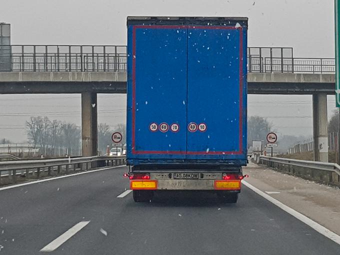 Tudi nas je presenetil voznik romunskega tovornjaka, ko so mu s prikolice začeli padati veliki kosi ledu. Nevarnost ni pretila le nam, ki smo vozili za njim, saj je led padal tudi na prehitevalni pas. V nekaj minutah padanja ledu je popolnoma ohromil promet, saj so tako na levem kot desnem pasu vozniki le nemočno čakali, da s tovornjaka odpade ves led. | Foto: Gašper Pirman