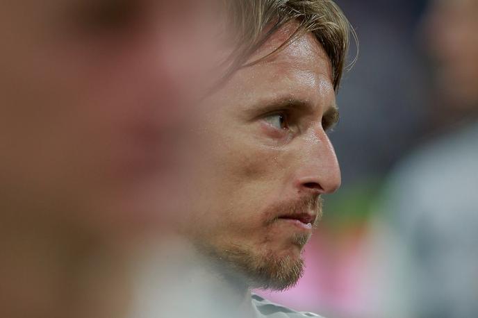 Luka Modrić | Modrića bremenijo, da je na sojenju Mamiću junija lani v Osijeku nekoliko spremenil zgodbo, ki jo je o podpisovanju spornih aneksov na pogodbe o razdelitvi denarja z Mamićem pri prestopu v drugi klub povedal tožilcem med preiskavo leta 2015. | Foto Getty Images