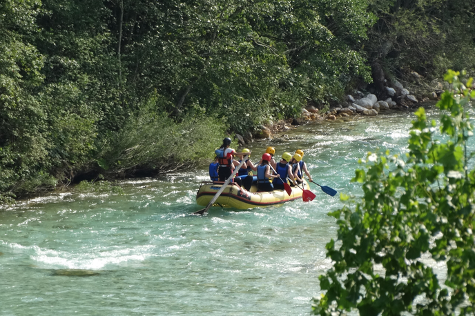 Soča | V občinah Zgornjega Posočja je v obravnavi predlog novega odloka o upravljanju z reko Sočo, s katerim bi se v prihodnjih letih precej povišale cene dovolilnic za plovbo kajakašev in raftarjev. | Foto STA