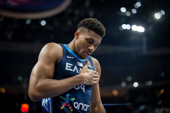 Giannis Antetokounmpo grški zastavonoša na odprtju OI v Parizu