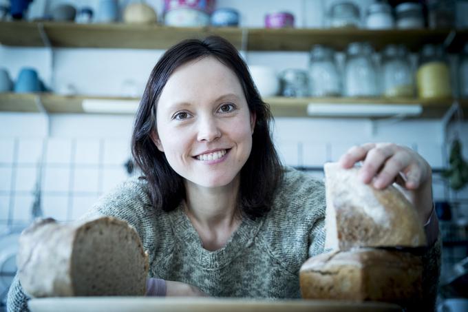 Zulejka peče odličen kruh. Iz ljubezni do kuhanja je nastala tudi njena lastna kuharska knjiga z naslovom Vse leto, v kateri so pretežno veganski recepti, prilagojeni sezonskim sestavinam. | Foto: Ana Kovač