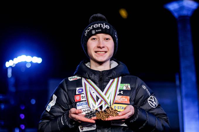 Sezone še ni konec. Nika Prevc bo trem medaljam dodala še drugi zaporedni veliki kristalni globus. | Foto: Guliverimage