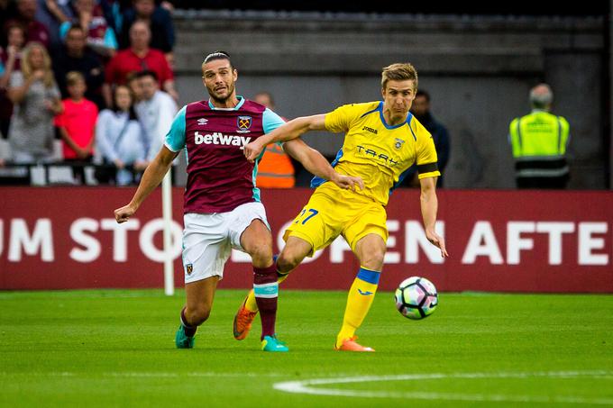 Gaber Dobrovoljc v dvoboju z zvezdnikom West Hama Andyjem Carrollom. | Foto: Žiga Zupan/ Sportida