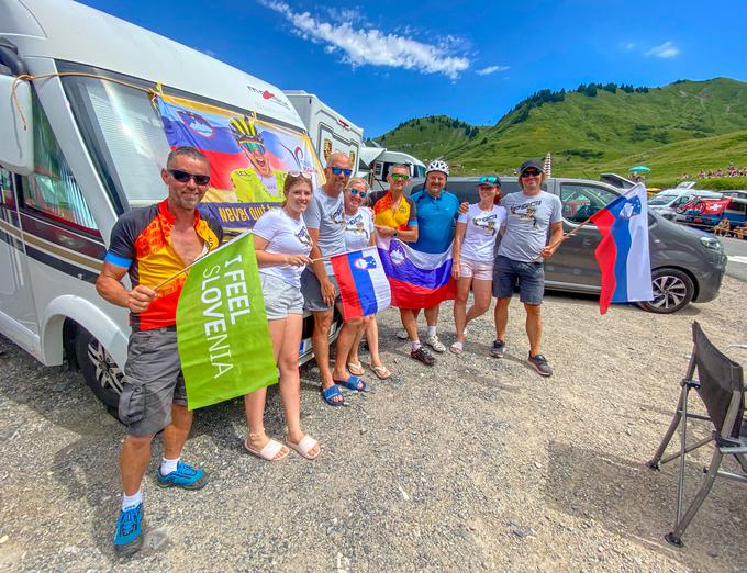 Gorenjsko obarvana družba je bila v soboto prav tako del velikega spektakla na prelazu Col de Joux Plane. | Foto: Jaka Lopatič