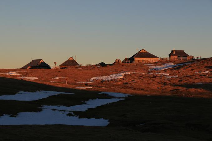 Velika planina je šarmantna v vseh letnih časih, le kadar je bolj megleno bodite posebej pozorni. Težave z orientacijo so tam kar pogoste.  | Foto: Boris Strmšek in Tamara Leskovar