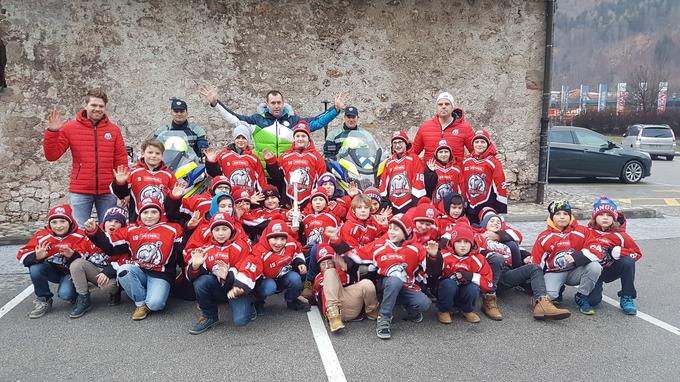 Razveselili so se je tudi mladi jeseniški hokejski nadobudneži. | Foto: OKS