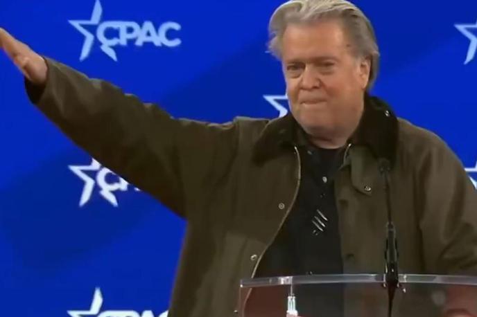 Steve Bannon, Donald Trump, nekdanji svetovalec, nacistični pozdrav | Steve Bannon se je sicer v svojem govoru na konferenci, na kateri naj bi med drugim nastopila tudi italijanska premierka Giorgia Meloni, poslužil značilne bojevite retorike. Republikanca Trumpa je prikazal kot osrednjo osebnost sodobne zgodovine, občinstvo pa pozval k boju za Trumpa, republiko in državo ter opozoril na težke čase, ki so pred nami, še poroča dpa. | Foto @EvanDyerCBC/X