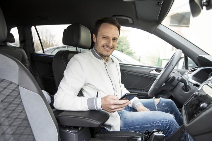 Blaž Švab toplotno črpalko upravlja kar prek svojega mobilnega telefona.  | Foto: 