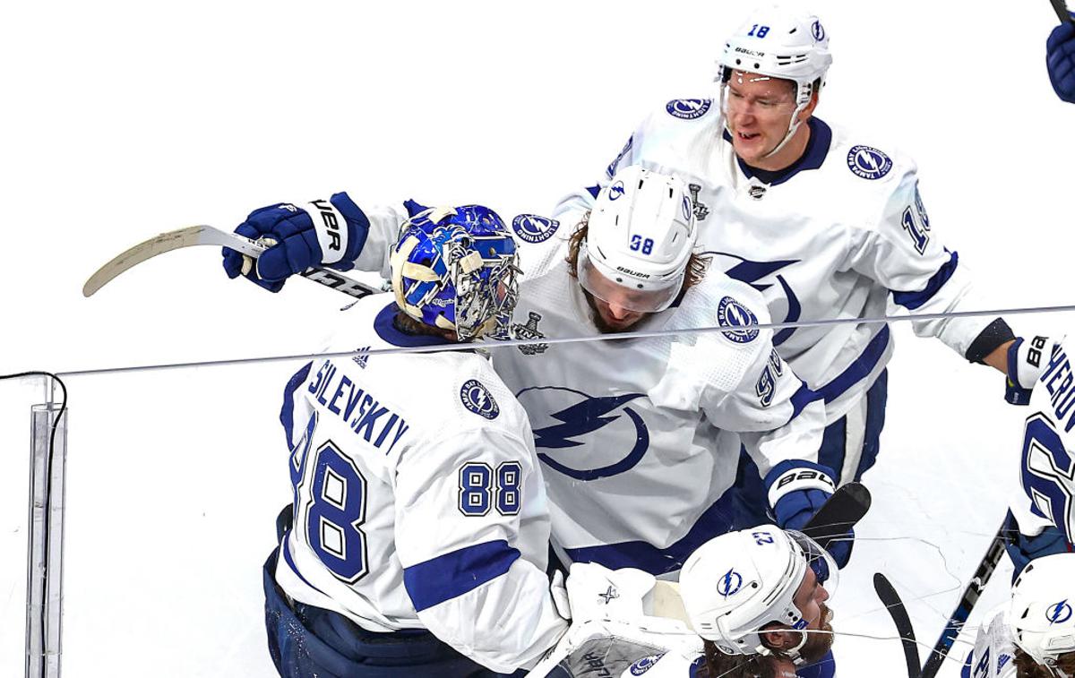 Tampa Bay Lightning | Hokejisti Tampa Bay Lightning so v velikem finalu za Stanleyjev pokal po podaljšku dobili četrto tekmo proti Dallas Stars (5:4) in v odločilnem krogu letošnje končnice povedli s 3:1 v zmagah. | Foto Getty Images