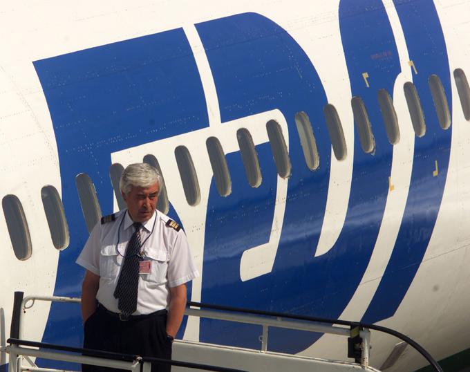 Pilot Aleksander Kliujev se je med poletom začel dolgočasiti, zato je kopilotu Genadiju Žirnovu predlagal drzno stavo. Na letališču v Samari bo pristal z "zavezanimi očmi" - zastrl bo okna pilotske kabine in se zanašal samo na podatke instrumentov. Kopilot je stavo sprejel. | Foto: Reuters