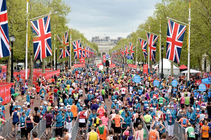 maraton london | Najpočasnejši maratonci na londonskem maratonu so bili deležni nesramnih opazk delavcev ob progi. Organizatorji so se zdaj vsem prizadetim opravičili in jih povabili, da se enega od največjih svetovnih maratonov udeležijo prihodnje leto.  | Foto Getty Images