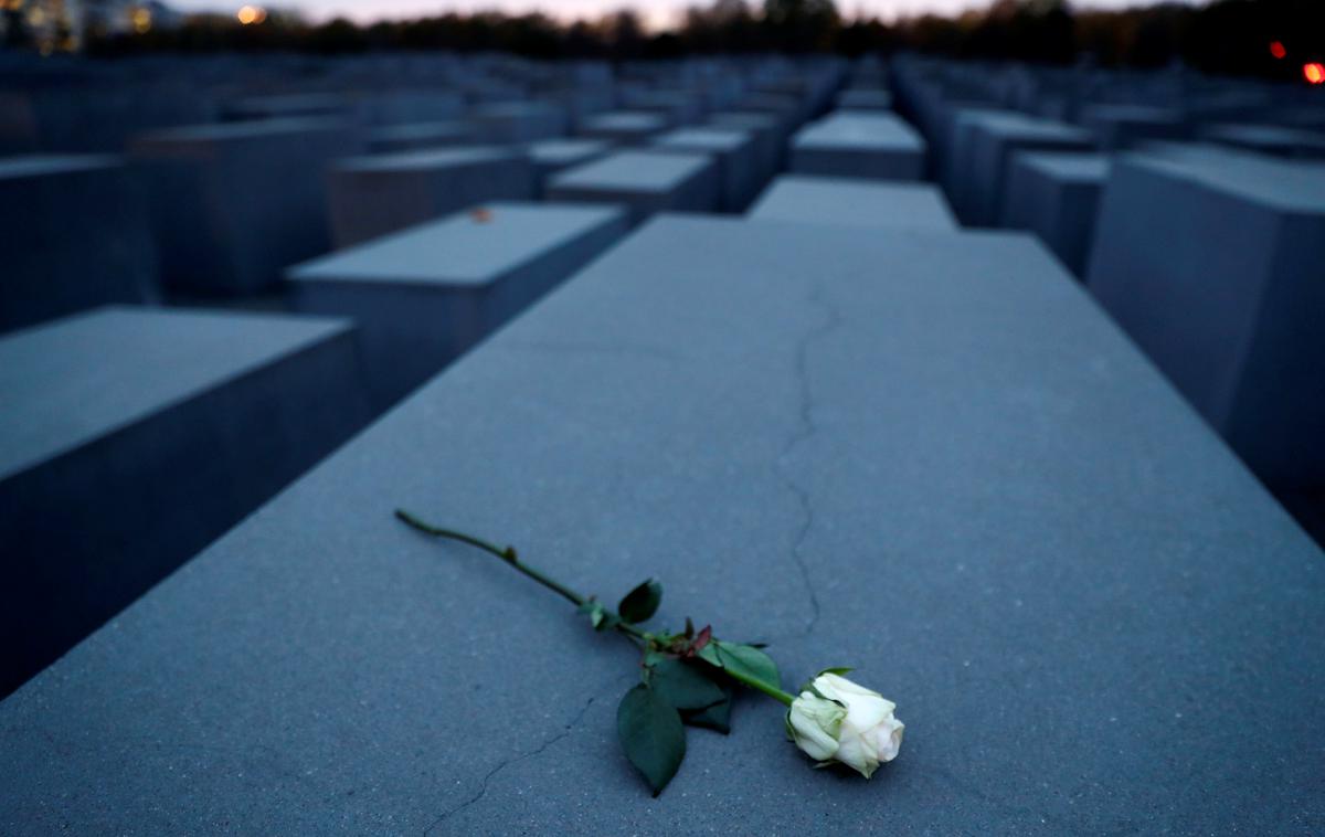 holokavst | Film pripoveduje resnično zgodbo o nemškem podjetniku Oskarju Schindlerju, ki je v času nacizma pred koncentracijskimi taborišči rešil več kot 1000 Judov. | Foto Reuters