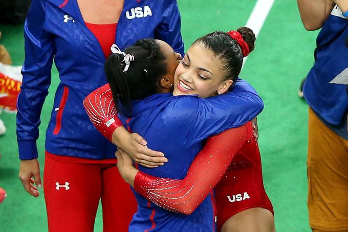 V objemu s kolegico iz ameriškega gimnastičnega tabora Laurie Hernandez, drugouvrščeno na gredi. | Foto: Getty Images