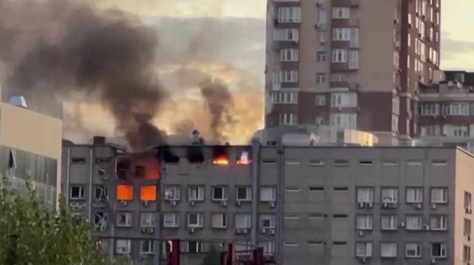 Rusija naj bi danes izvedla nove zračne napade na Ukrajino, pri čemer naj bi dve ruski raketi zadeli restavracijo v središču mesta Kramatorsk, je sporočil guverner regije Doneck Pavlo Kirilenko. Fotografija je simbolična. | Foto: posnetek zaslona/Reuters