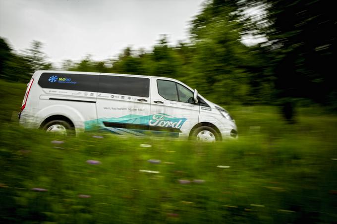 "Kar zadeva avtomobile: mi seveda imamo želje, ki jih tudi povemo, na Fordu pa naredijo vse, da nam te naše želje uresničijo z različnimi modeli. Ford nam ponuja nekakšno celostno zgodbo, podporo. Dobro je, da imaš vse to pod streho, da so prevozi urejeni. Preprosto lahko narediš kljukico in se posvetiš tistim najbolj pomembnim rečem," pove Polde Flisar. Foto: Ana Kovač | Foto: 